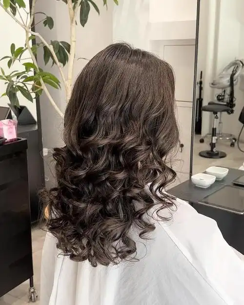 女人不论年龄大小,留长发一定试试半头烫,自然时尚显气质