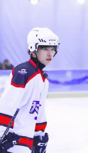 易烊千玺冰球服图照合集,运动少年活力上线