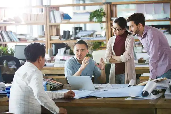 建筑设计师在办公室讨论工作_全景网