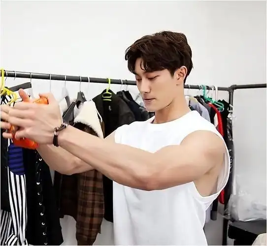 泪之女王金智媛傻气弟弟看着呆萌竟然藏着这么好的身材