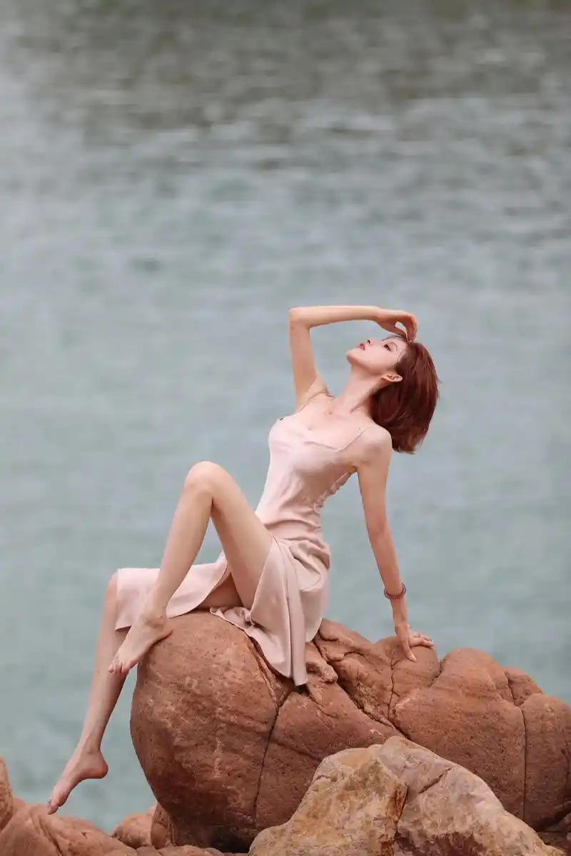 海边走走.喜欢短发女生吗#洞头 #海边拍照 #一起看海 #暑 - 抖音