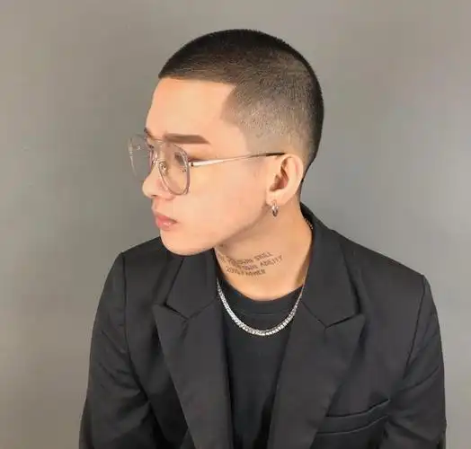 寸头发型最有男性魅力,硬朗帅气,适合各种脸型的男生去剪