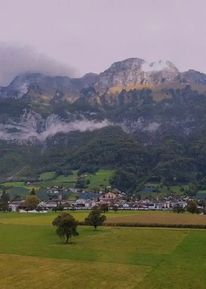 在云雾缭绕中与大自然共同享受美景,朦胧的山景,宁静的村舍,仿 - 抖音