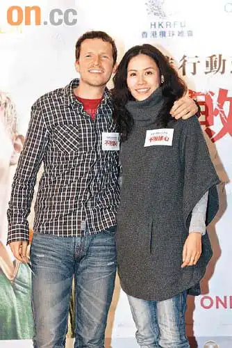 宣萱携男友亮相电影首映礼 大秀恩爱