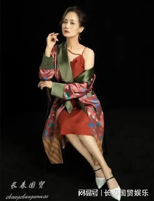 挂历女神李颖近照曝光55岁性感妩媚风韵犹存