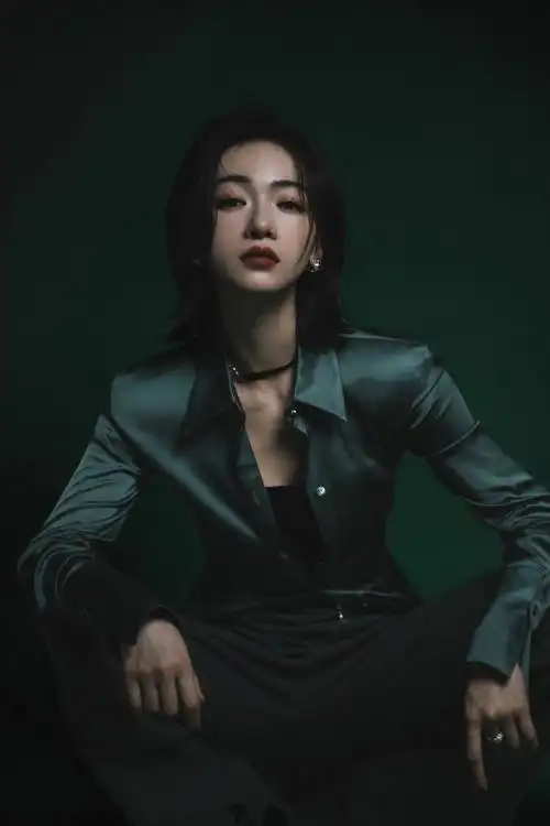 吴谨言超a湿发大片 穿墨绿色绸缎衬衫大方秀美背