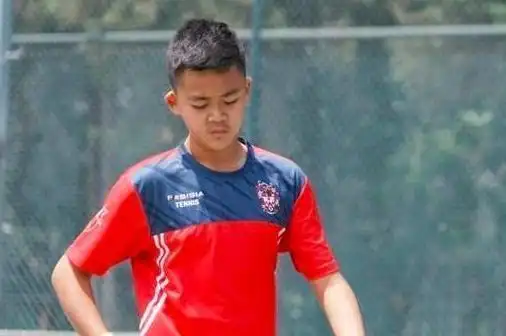 2004年,那英和国足运动员高峰未婚生育,如今16岁的高兴怎样了