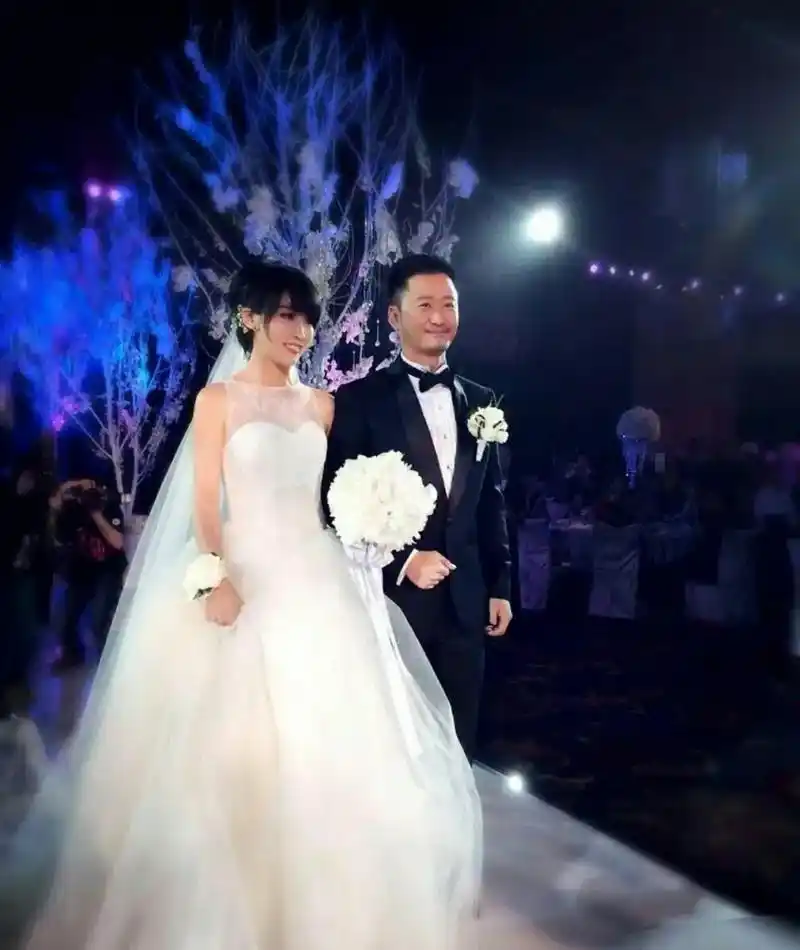 回顾吴京的伴郎团,四人都是熟人脸,小花童竟然是王诗龄和石头.