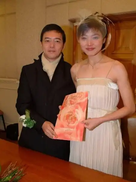 张延当红时嫁大五岁知名演员张锦程恩爱17年生一女甜蜜如初