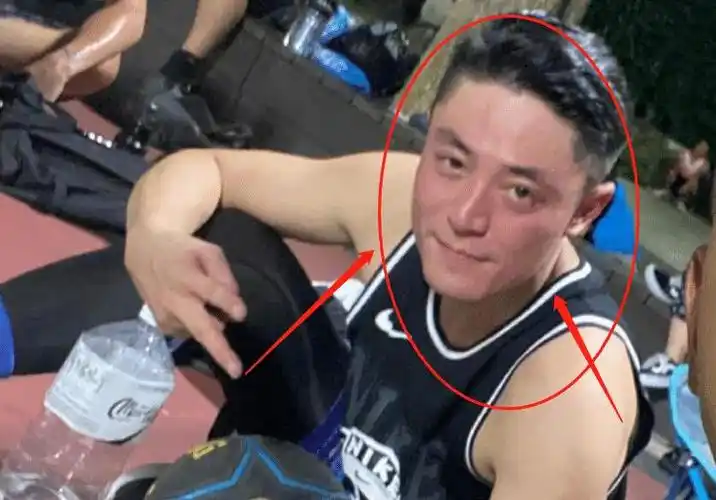 霍建华与好友打篮球,晒出合照,唯独他的脸红彤彤像喝了酒_运动