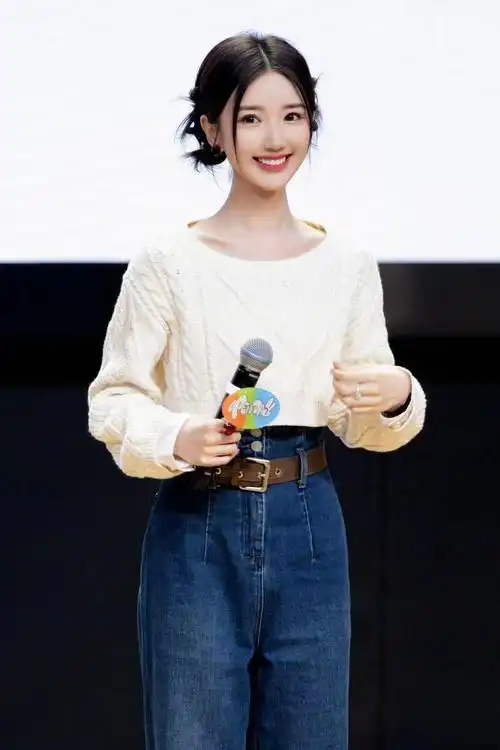 毛晓彤化身真人芭比,甜飒穿搭来袭,小个子也能穿出大气场