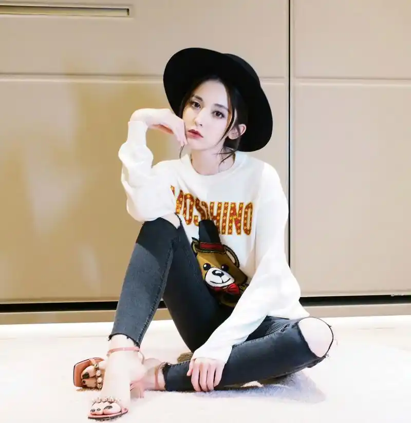 演员古力娜扎的脚丫子真美,2011年,古力娜扎出演古装玄幻偶像剧《轩辕