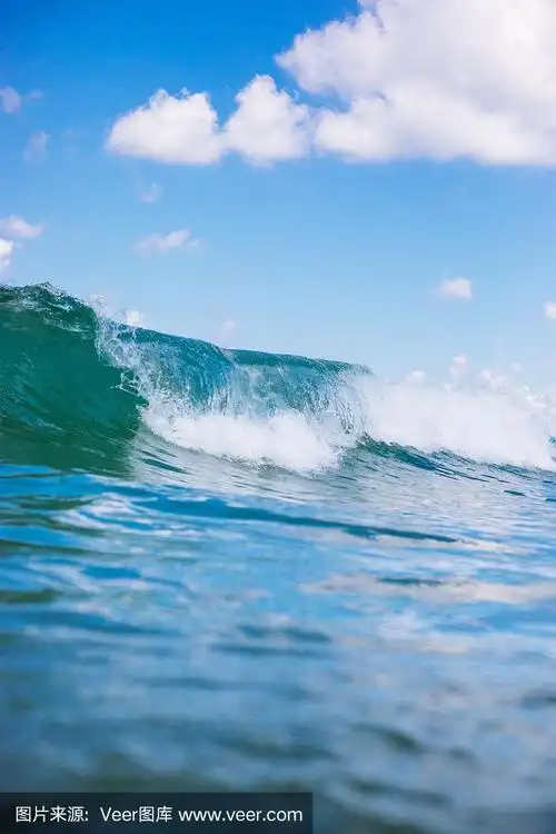 大海中蓝色的波浪.破浪冲浪