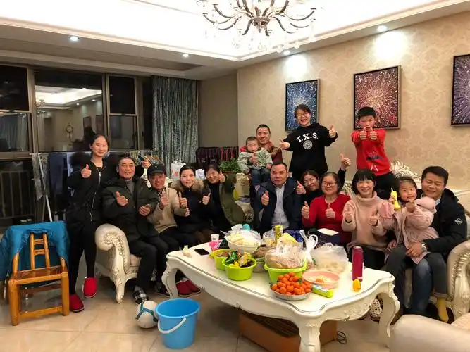 过年啦,哈哈,家里来了许多客人