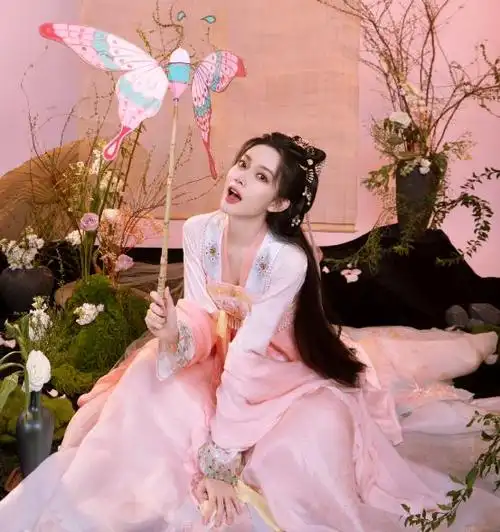 惊艳!"孟子义"古装造型美出新高度,五官精致,宛如古代美人!