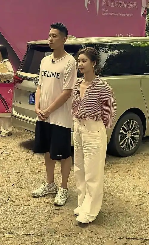 李小萌穿深v衬衫好矮,与老公十指紧扣爆甜