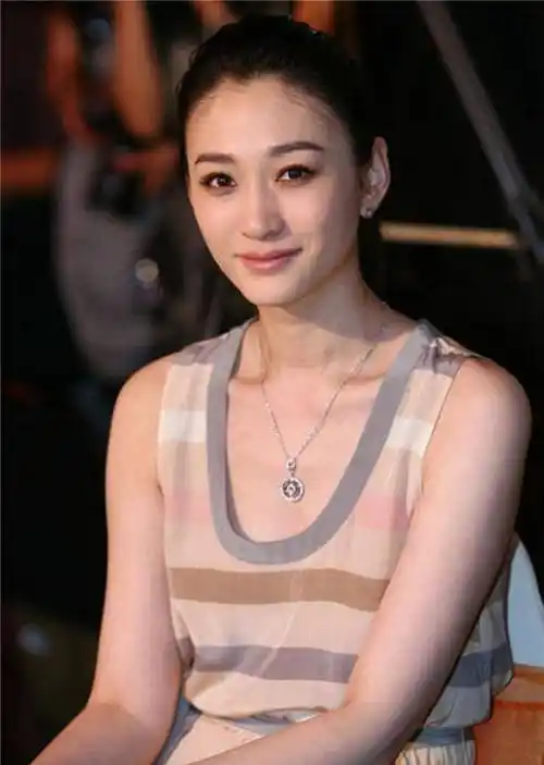 潇洒才子鄢颇:大姐养他6年,李小冉爱他7年,最终迎娶小15岁娇妻_恋情