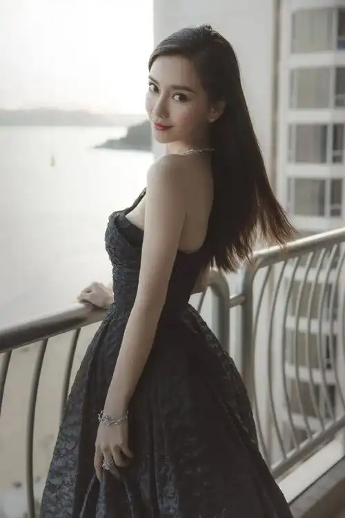 杨贵妃回眸一笑百媚生,今天的女明星,回眸一笑,也很令人心动