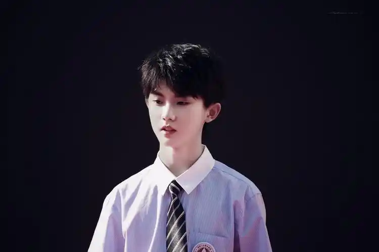 世界欠我一个学长系列,穿校服的马嘉祺太帅了吧