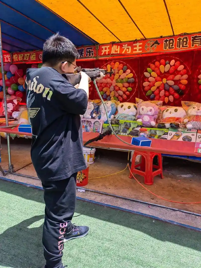 打气球枪 #男孩的快乐有多简单 #陪伴一定是童年最好的礼物 - 抖音