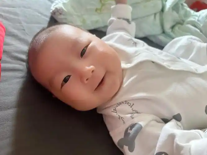 宝宝的笑容也太治愈了 #治愈系笑容 两个月宝宝 从微笑到开 - 兑趑