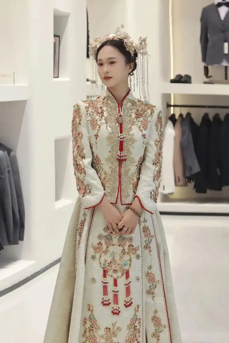 秀禾服一定要尝试香槟色呀减龄 yyds .千金小姐的标配金色 - 抖音