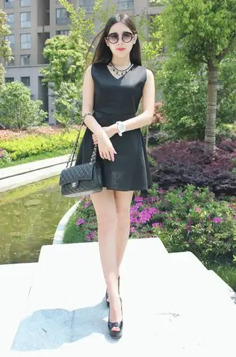 网友l范盒子分享新盒子里的秘密:简单的黑色连衣短裙 高跟单鞋,我的最