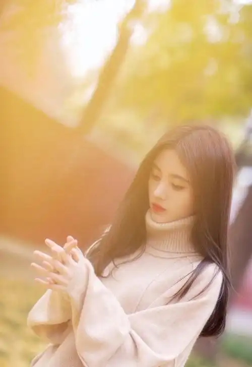 鞠婧祎的秋日银杏林写真,温暖又治愈