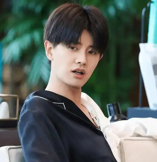 任嘉伦综艺再现黑白睡衣,不做造型却少年感十足,素颜状态像18岁_节目