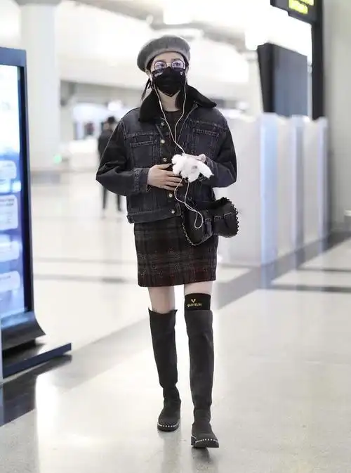 陈小纭街拍:拼接牛仔夹克"腰鼓包" 格纹裙过膝靴甜美乖巧