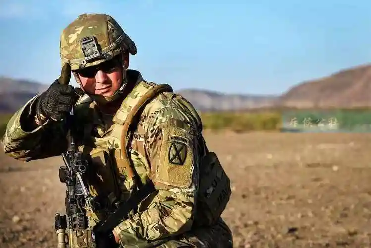 为啥美国大兵,作战时都喜欢戴副眼镜,是为了耍帅吗