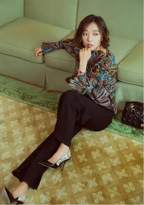 王珞丹身板真是太瘦了沙漏腰真抢镜平摊的小腹坐着也没褶