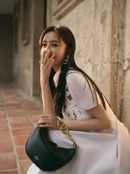 佟丽娅的动态更是令人倾倒,她既有俏皮可爱的一面,又展现出成熟稳重的