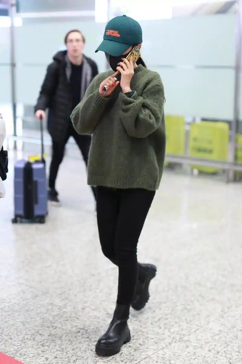 原创杨蓉戴"绿帽子"走机场,宽松毛衣遮挡好身材,38岁真显老