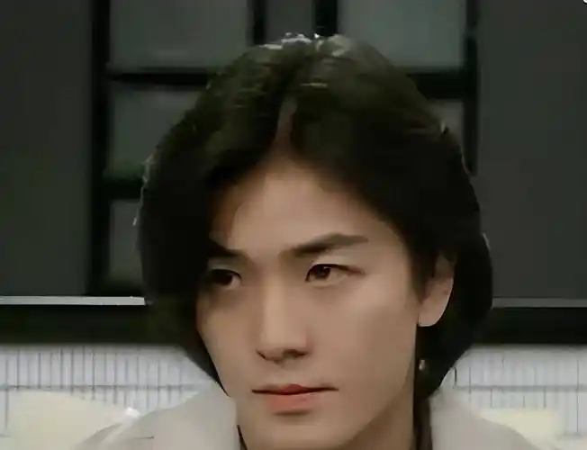 郑伊健的长发造型真的是潇洒不羁,帅气十足,他可以说是长头发男星的