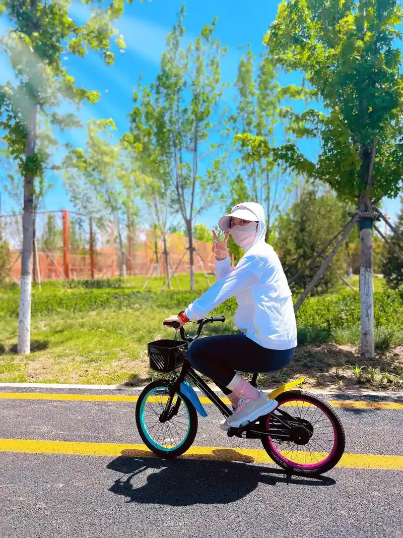 就这样骑进夏天吧 不必用力攥着一切,放轻松,手掌摊开才能拥有更多.