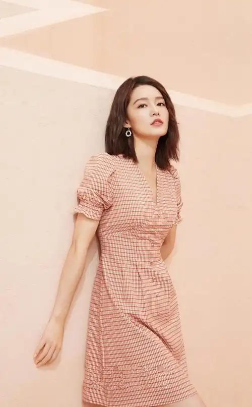 李沁清新甜美气质真亮眼,卡通熊卫衣搭牛仔裤稚嫩又清纯,好漂亮