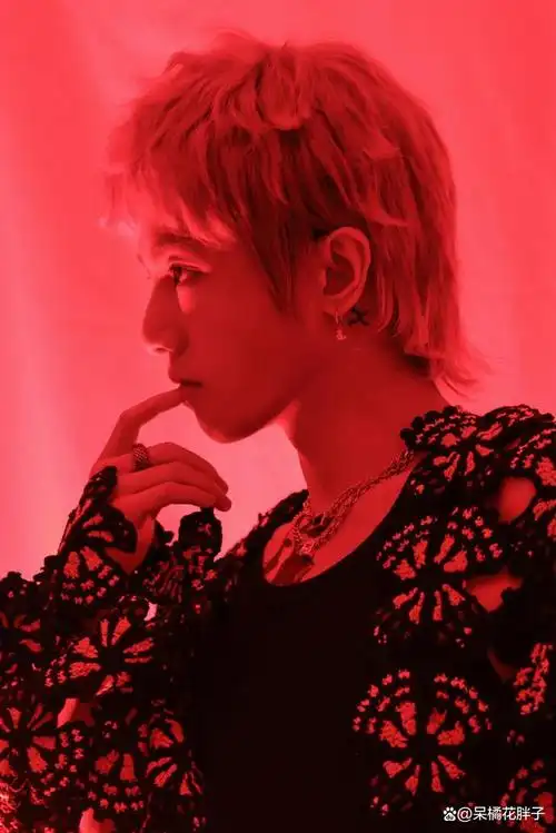 和平精英品牌代言人华晨宇"红"了!新发色出席pel夏决赛现场