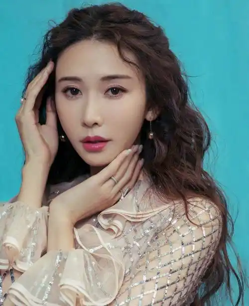 林志玲现身活动,一袭粉色露背礼服扎低马尾,45岁美得优雅迷人!