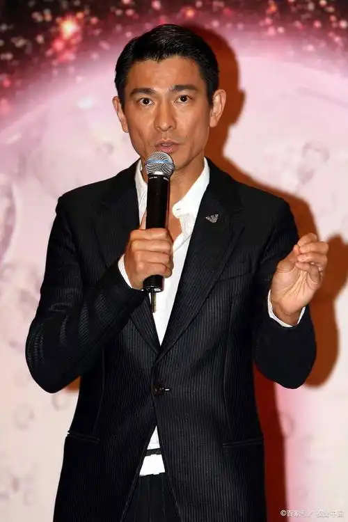 据说在香港娱乐圈中,只有刘德华才敢亲近洪金宝,敢把手搭在他的肩膀上