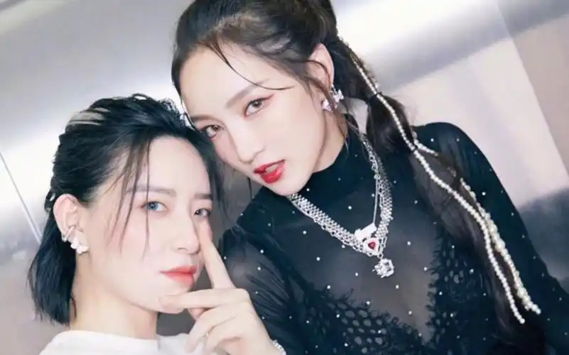 李斯丹妮孟佳两个小学生在后台做游戏