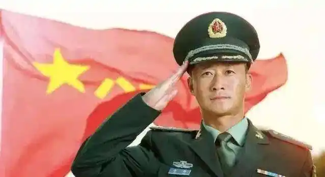 穿军装最像的4位明星,吴京一身正气,最后一位却是真正的军人_李幼斌