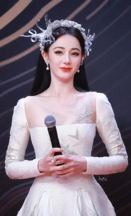 迪丽热巴红毯迷路