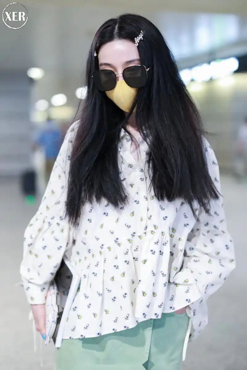 范冰冰# 路透 | 2020年7月25日,演员范冰冰 现身首都机场,波点清新白