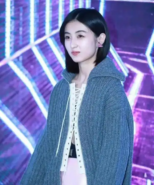 张子枫未受恋情风波影响与蔡徐坤乔欣等出席活动大方接受采访