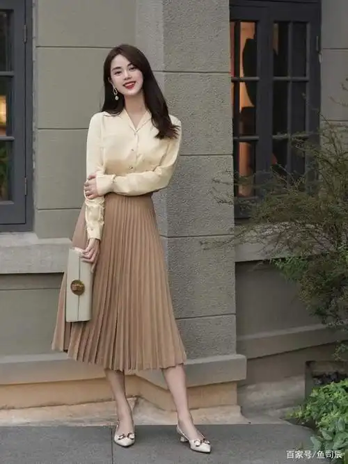 30 的女生怎么穿才有气质?白色衬衫配长款简约大方,减龄又洋气