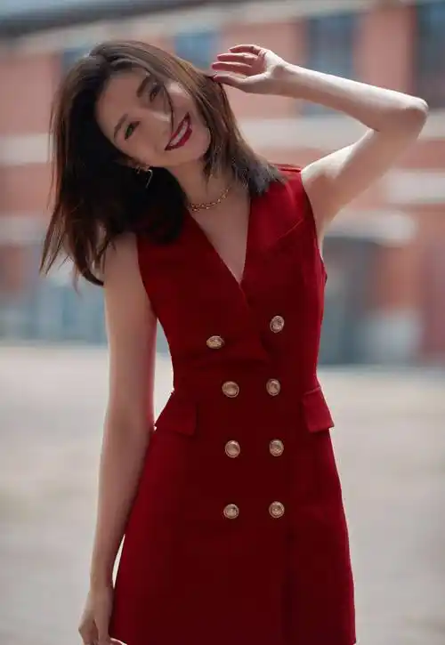 江疏影穿红裙干练优雅,巧笑倩兮更添迷人气质,白细长腿抢镜_造型_红色