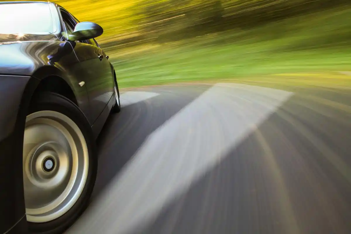 总之,车辆在转弯前,首先必须控制车速,并随时做好停车的准备,尽量避免