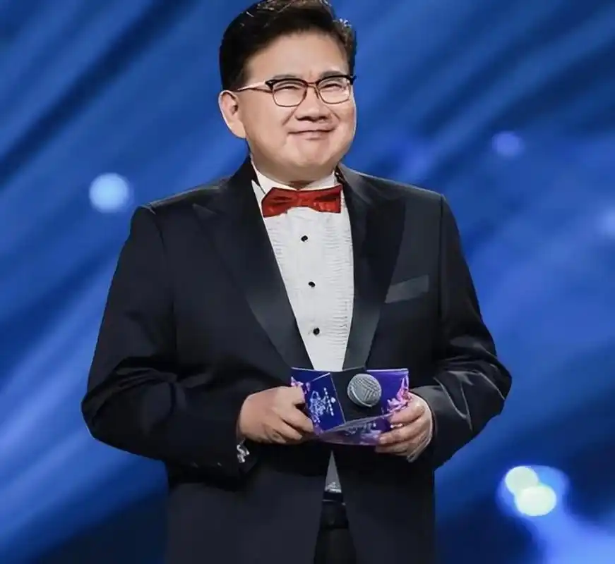 "曹可凡看着好像挺普通,但其实他的家世非常的显赫,现在的太湖之滨