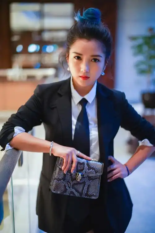 帅呆了何洁写真一身西装帅气撩人眼神带电